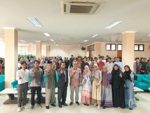Foto bersama dengan salah satu narasumber